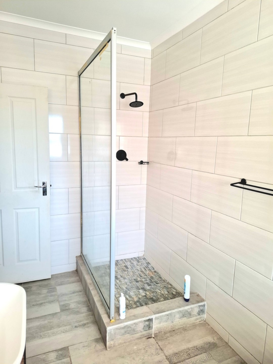 4 Bedroom Property for Sale in Oakdale Western Cape